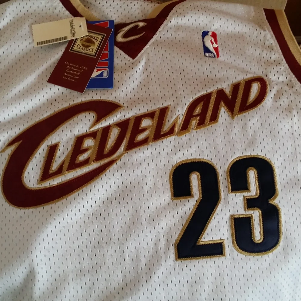 Mitchell & Ness White and Maroon Lebron James Rookie Cavaliers Jersey - Picture 8 of 16